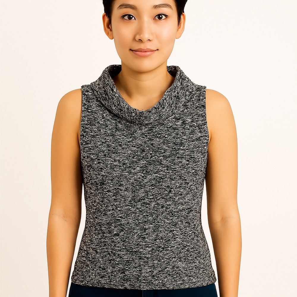 BCBG sleeveless black white v-neck chunky cozy knit hooded sweater size Medium